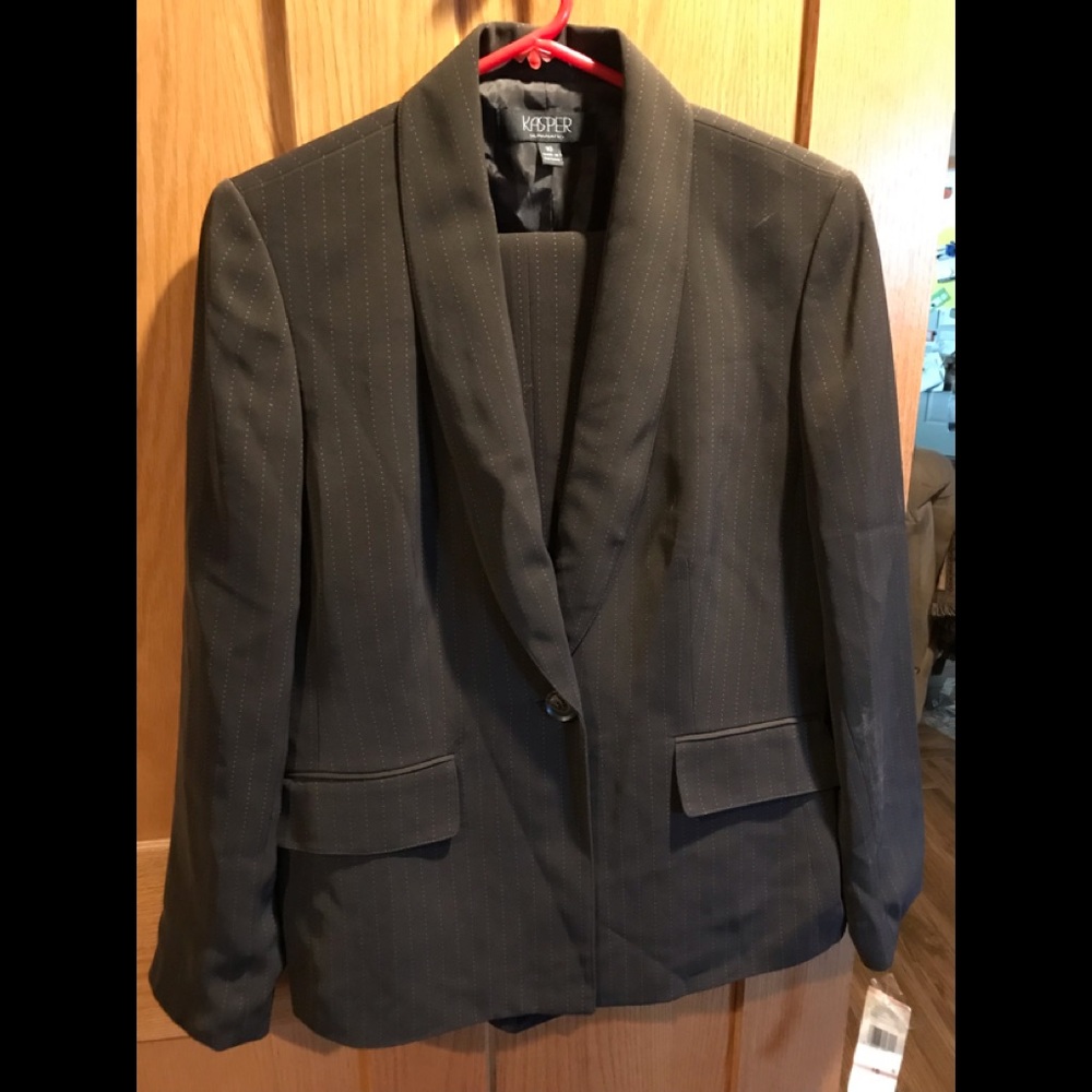 SALE‼️. CHOCOLATE PANT SUIT JACKET SIZE 10 PANTS/ 12. BY “KASPER”